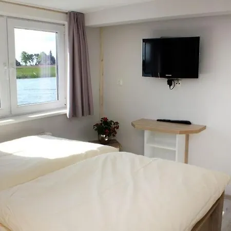 Urlauberschiff Neptun Im Ostseebad * פרראו