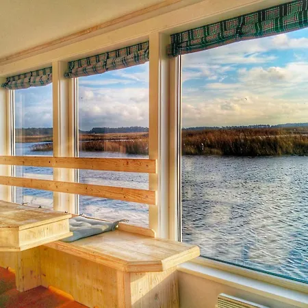 Urlauberschiff Neptun Im Ostseebad *