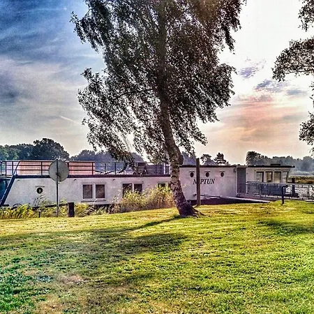 Urlauberschiff Neptun Im Ostseebad * פרראו