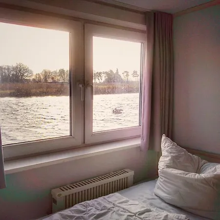 Urlauberschiff Neptun Im Ostseebad בית נופש פרראו