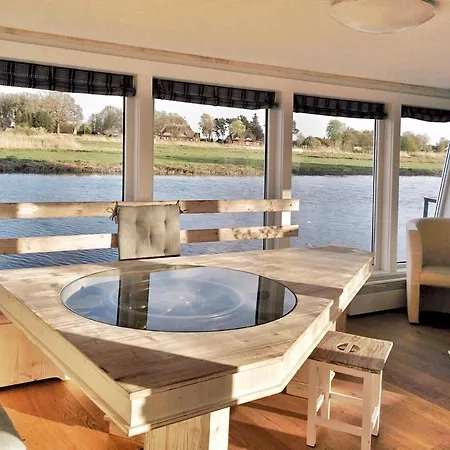 Urlauberschiff Neptun Im Ostseebad בית נופש