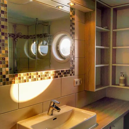 Urlauberschiff Neptun Im Ostseebad בית נופש פרראו