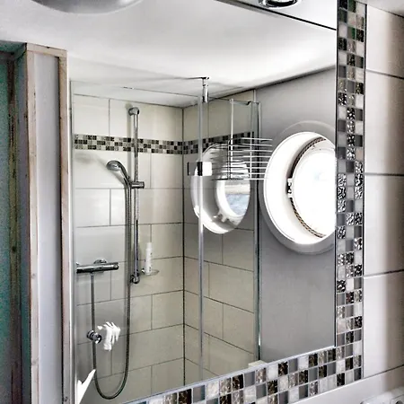 Urlauberschiff Neptun Im Ostseebad *