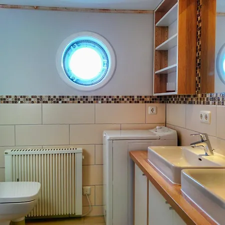 Urlauberschiff Neptun Im Ostseebad