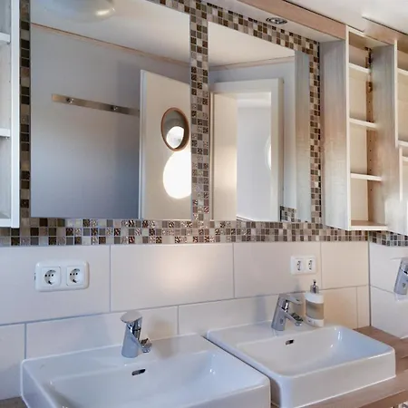 Urlauberschiff Neptun Im Ostseebad בית נופש *